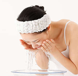 ③水またはぬるま湯で濡らすと泡立ちますので、洗顔しながら洗い流します。