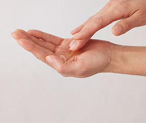 1.お顔と手が乾いた状態で、手にポンプ３～４プッシュ程度手に取り、手のひらに広げて温めます。